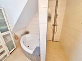 ...mit ebenerdiger Dusche - 
