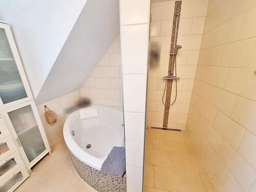 ...mit ebenerdiger Dusche - 