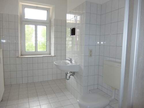 Duschbad mit Fenster - Etagenwohnung mit 57,70 m&sup2; in Chemnitz zur Miete