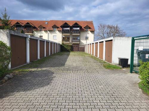 Eigentumsgaragen - Mehrfamilienhaus, Wohnhaus in Leuna