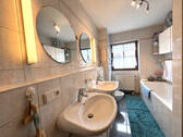 Badezimmer mit Dusche und Badewanne - 