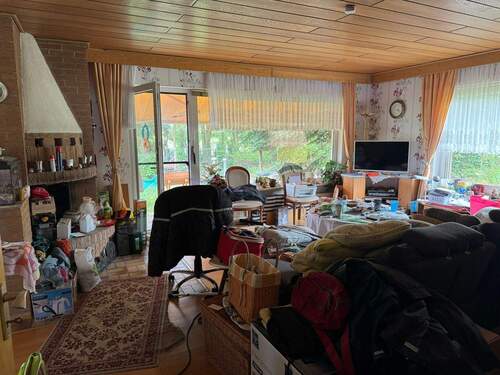 Wohnzimmer mit Zugang zur Terrasse/Garten - 6 Zimmer Einfamilienhaus in Osterode am Harz