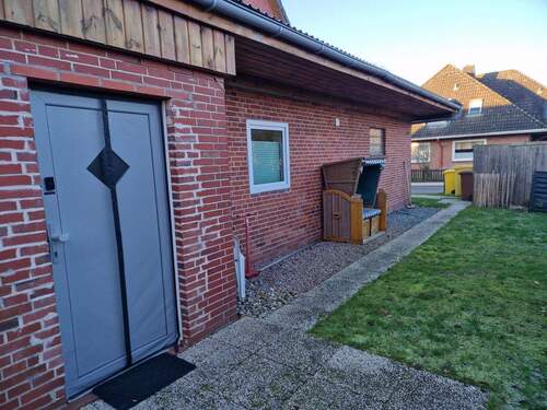 Seitenansicht des Hauses und Eingangsbereich Einliegerwohnung - 