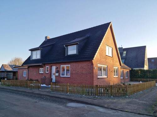 Immobilie in der Straßenansicht - Großzügige Immobilie in Rödemis mit separater Einliegerwohnung