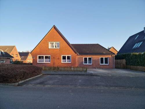 Ansicht mit Parkplatzmöglichkeiten - 9 Zimmer Einfamilienhaus zum Kaufen in Husum