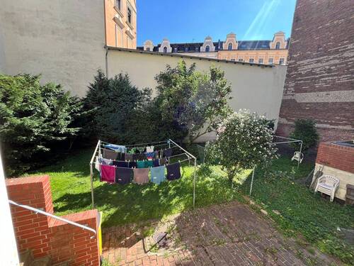 Hof mit Wäscheleine - 