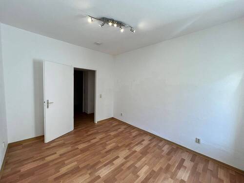 Leeres Zimmer mit Holzboden - 3 Zimmer Etagenwohnung zur Miete in Görlitz