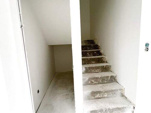 Treppe und Abstellraum - 