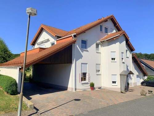 Hausansicht - Herrliche 4 Zimmer Maisonette-Wohnung am Ortsrand von Hergenroth - Inklusive Einbauküche, Garage, 2 Balkone