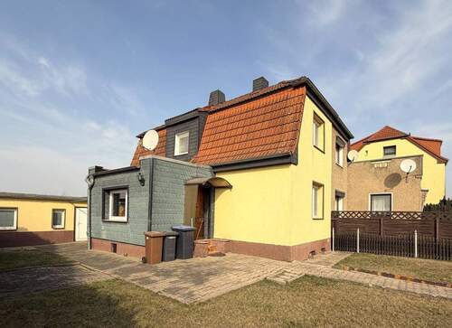 Objektvorderseite - Idyllisches Wohnen in Zscherndorf - Doppelhaushälfte auf zwei Etagen & rund 300 qm Grundstück