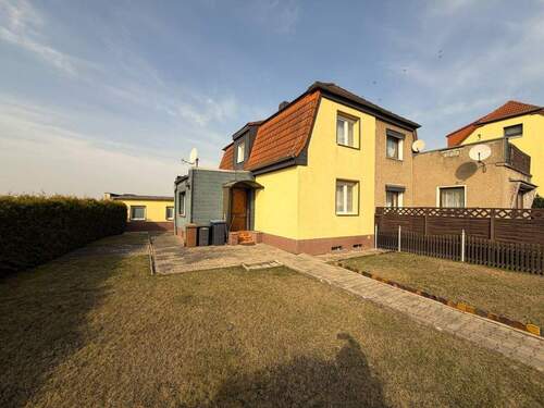 Objektvorderseite - 3 Zimmer Doppelhaushälfte zum Kaufen in Sandersdorf-Brehna