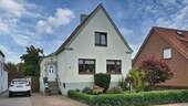 vorderes Haus von NORD-NORDOST - Einfamilienhaus mit 100,00 m&sup2; in Cuxhaven zum Kaufen