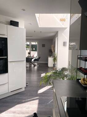 Blick von der Küche in das Wohnzimmer - 