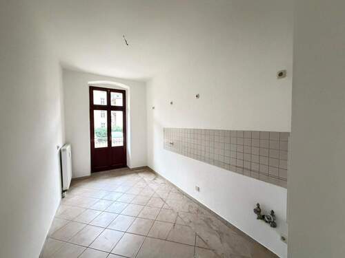 Leere Küche mit Fliesenboden - 