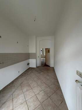 Leere Küche mit Fliesenboden - 