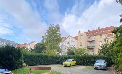 Hof mit Stellplatz - 