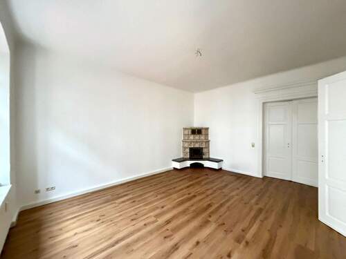 Helles Wohnzimmer mit Kamin - 