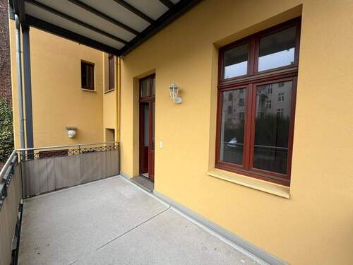Balkon mit gelbem Anstrich - 