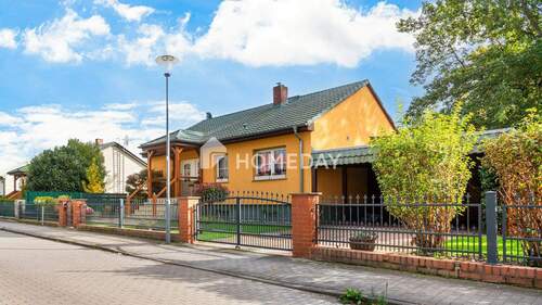 Außenansicht 1 - Familienfreundliches EFH mit Sauna, Doppelcarport und liebevoll angelegtem Garten in ruhiger Lage
