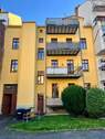 Gelbes Wohnhaus mit Balkonen - 