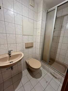 Kleines Badezimmer mit Dusche - 