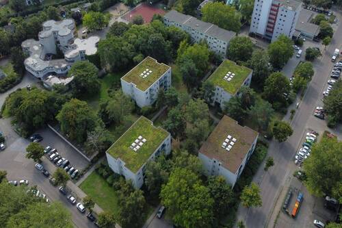 Wohnanlage und Garage - 