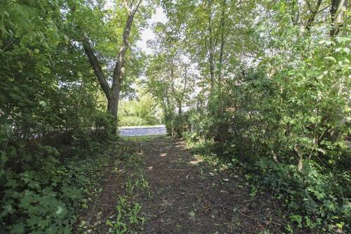 Einfahrt zu dem Grundstück - 