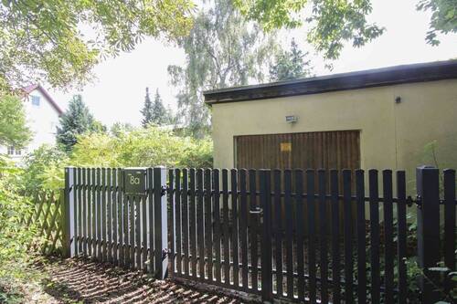 Tor vor dem Grundstück - 