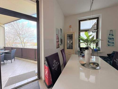 Platz für einen Esstisch in der Küche und Zugang zum Balkon - 