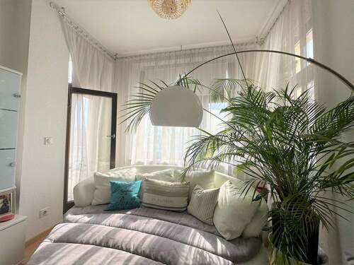 Wohnzimmer mit Zugang zum Balkon - 