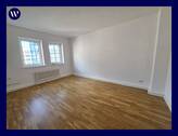 Wohnzimmer - Helles 2-Zimmer-Apartment mit Ausblick ins Grüne, separate Küche + Einbauküche, Tageslichtbad