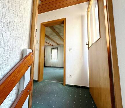 Hauptgebäude Wohnung Zugang OG - 