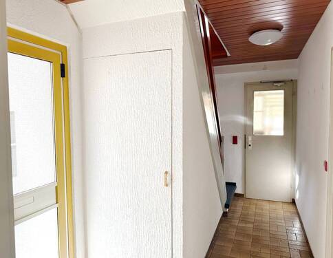 Hauptgebäude seitl Eingang zu Wohnung 1 - 