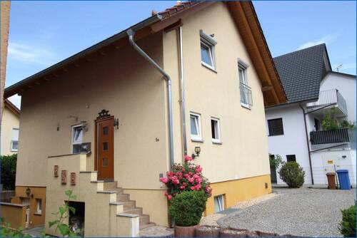 Hausansicht mit Eingang - Neuer Preis! Modernes Einfamilienhaus mit toller Einliegerwohnung nahe Bodensee! frei nach Absprache