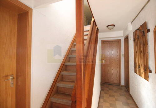 Einheit 1 - OG - Flur / Diele / Treppe zum DG - 