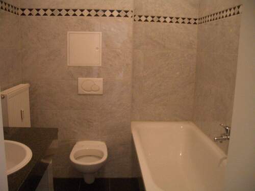 Badezimmer mit Badewanne - 