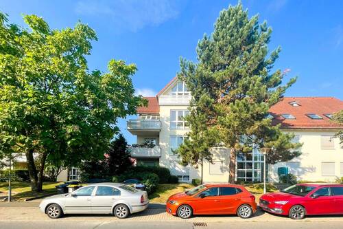 Hausansicht - Dachgeschoss + Balkon + TG-Stellplatz