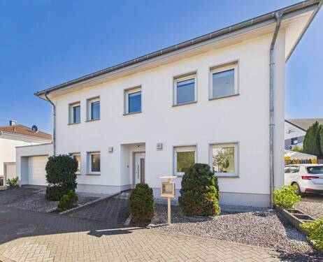 Ansicht von vorne - Modernes Stadthaus- großzügig geplant und vielseitig nutzbar