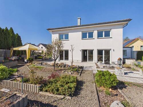 Rückansicht mit Garten und Terrasse - 6 Zimmer Einfamilienhaus zum Kaufen in Saarbrücken / Klarenthal