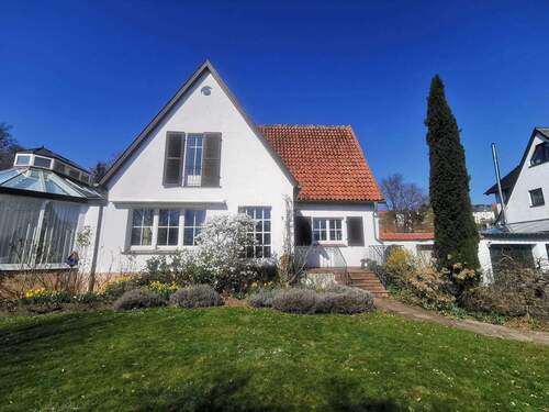 Frontansicht - Großzügiges Einfamilienhaus mit Wintergarten, Kaminzimmer, Sauna und gewachsenem Garten in Marsberg