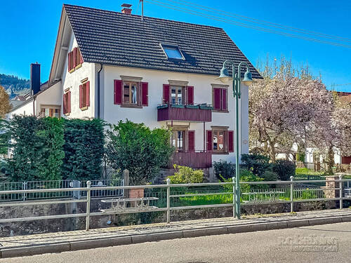 Straßensicht - 1 Zimmer Mehrfamilienhaus, Wohnhaus zum Kaufen in Durbach