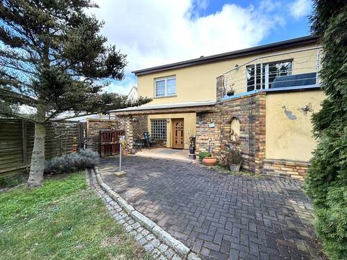 Objektansicht und Gartengrundstück - 