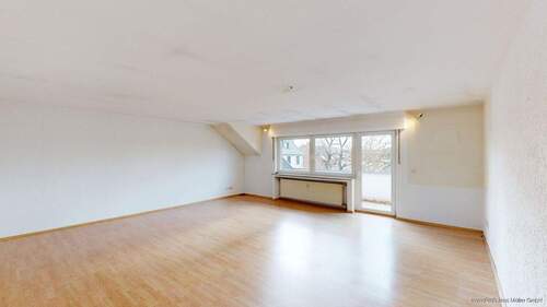 Wohn- und Esszimmer mit Zugang zum Balkon - 