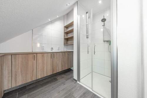 und die ebenerdige Dusche - 