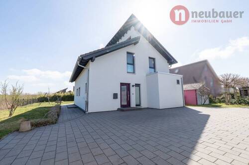 Frontansicht mit Auffahrt - 6 Zimmer Einfamilienhaus zum Kaufen in Radbruch
