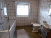 Tageslichtbad mit Badewanne, Dusche, WC.JPG - 