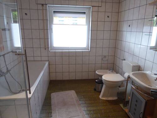Tageslichtbad mit Badewanne, Dusche, WC.JPG - 