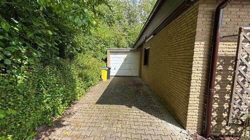 Garage mit Zufahrt - 