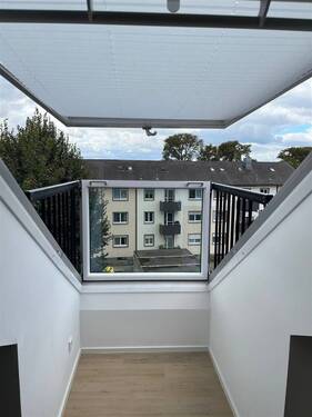 Dachfenster ausklappbar zu einem Balkon - 