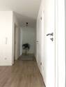 Flur vom Wohnzimmer Richtung Ausgang - 